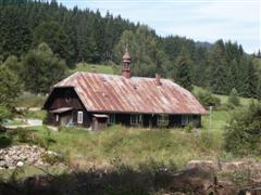 Ein Bild von einem früher im Bayerischenwald sehr verbreiteten Haustyp: dem Blechhausdach